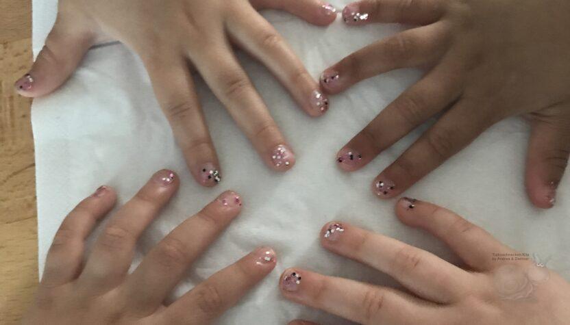 Jahres-Highlights 2025 4 Hände von Kindern