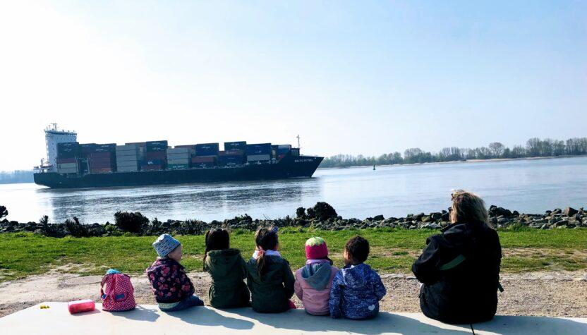 Eine Tagesmutter mit Kindern auf Entdeckungsreise an der Elbe