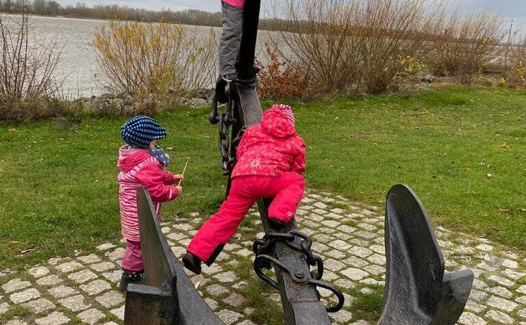 Spielende Kinder bei einem Ausflug an die Elbe