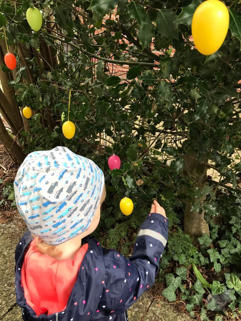 Kind hilft beim dekorieren des Gartens